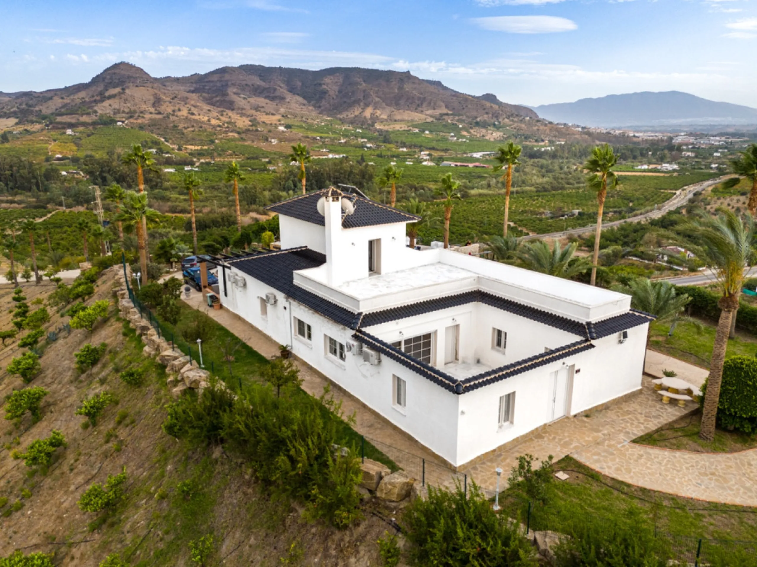 House - Finca - Cortijo в продаже в Pizarra, Málaga. В доме 4 спален и 3 ванных комнат. Площадь дома 589 м². Площадь участка 136151 м²