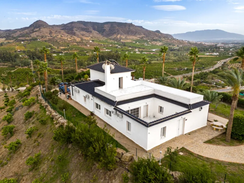House - Finca - Cortijo в продаже в Pizarra, Málaga. В доме 4 спален и 3 ванных комнат. Площадь дома 589 м². Площадь участка 136151 м²