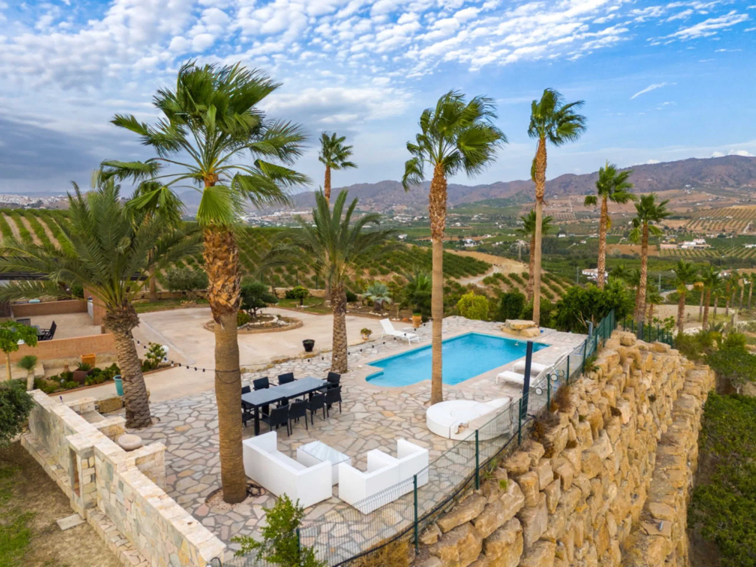 House - Finca - Cortijo в продаже в Pizarra, Málaga. В доме 4 спален и 3 ванных комнат. Площадь дома 589 м². Площадь участка 136151 м²