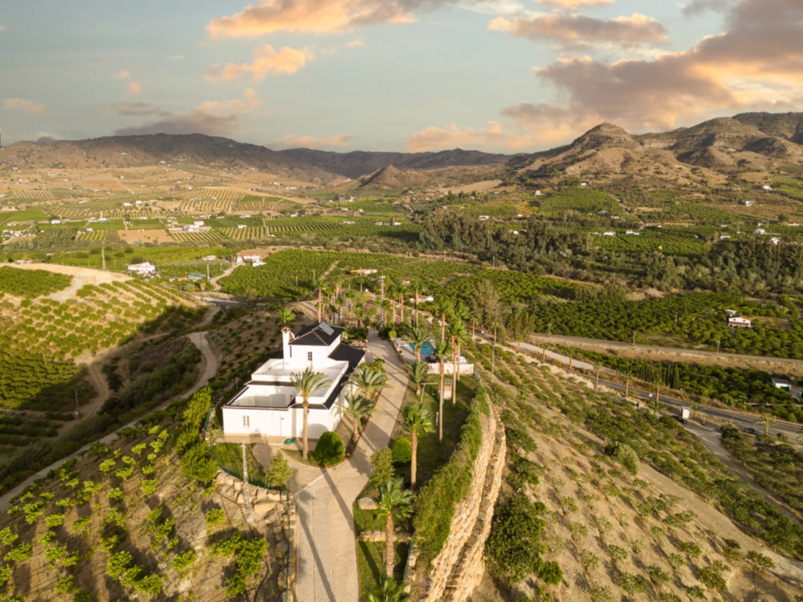 House - Finca - Cortijo в продаже в Pizarra, Málaga. В доме 4 спален и 3 ванных комнат. Площадь дома 589 м². Площадь участка 136151 м²