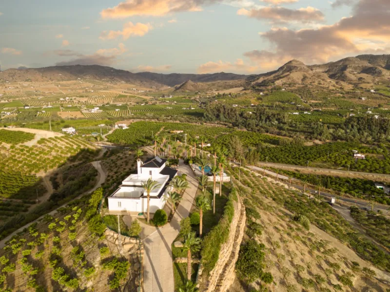 House - Finca - Cortijo в продаже в Pizarra, Málaga. В доме 4 спален и 3 ванных комнат. Площадь дома 589 м². Площадь участка 136151 м²