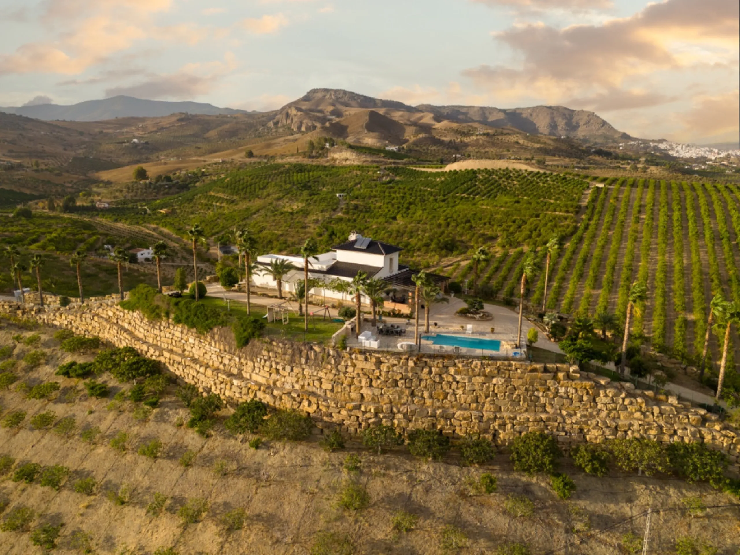 House - Finca - Cortijo в продаже в Pizarra, Málaga. В доме 4 спален и 3 ванных комнат. Площадь дома 589 м². Площадь участка 136151 м²