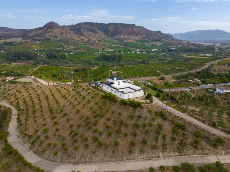 House - Finca - Cortijo в продаже в Pizarra, Málaga. В доме 4 спален и 3 ванных комнат. Площадь дома 589 м². Площадь участка 136151 м²