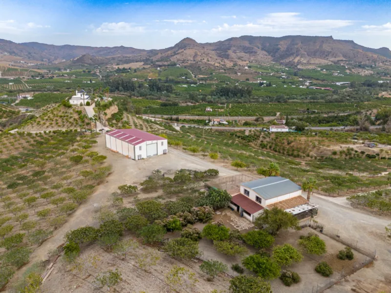 House - Finca - Cortijo в продаже в Pizarra, Málaga. В доме 4 спален и 3 ванных комнат. Площадь дома 589 м². Площадь участка 136151 м²