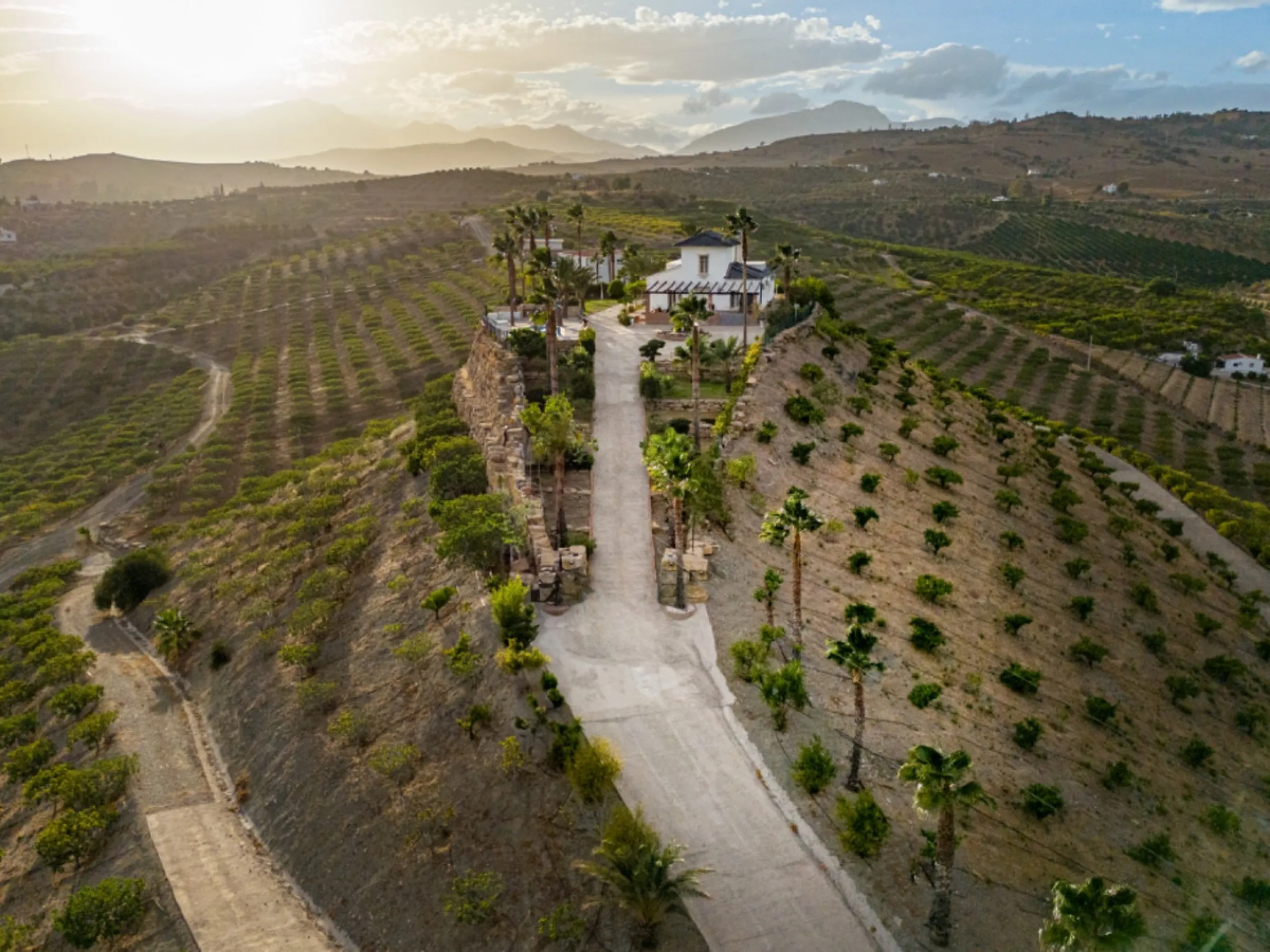 House - Finca - Cortijo в продаже в Pizarra, Málaga. В доме 4 спален и 3 ванных комнат. Площадь дома 589 м². Площадь участка 136151 м²