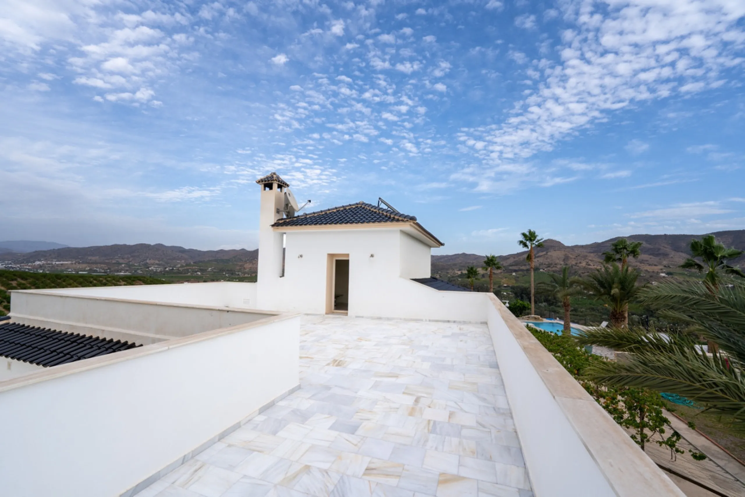 House - Finca - Cortijo в продаже в Pizarra, Málaga. В доме 4 спален и 3 ванных комнат. Площадь дома 589 м². Площадь участка 136151 м²