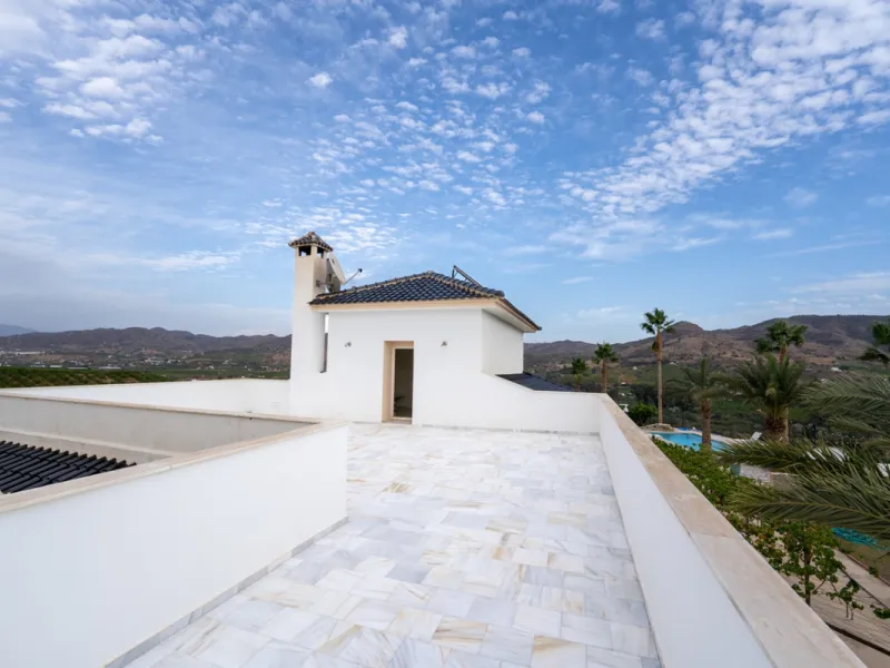 House - Finca - Cortijo в продаже в Pizarra, Málaga. В доме 4 спален и 3 ванных комнат. Площадь дома 589 м². Площадь участка 136151 м²