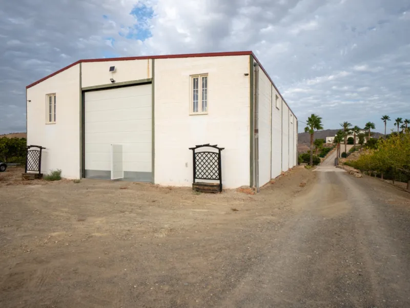 House - Finca - Cortijo в продаже в Pizarra, Málaga. В доме 4 спален и 3 ванных комнат. Площадь дома 589 м². Площадь участка 136151 м²