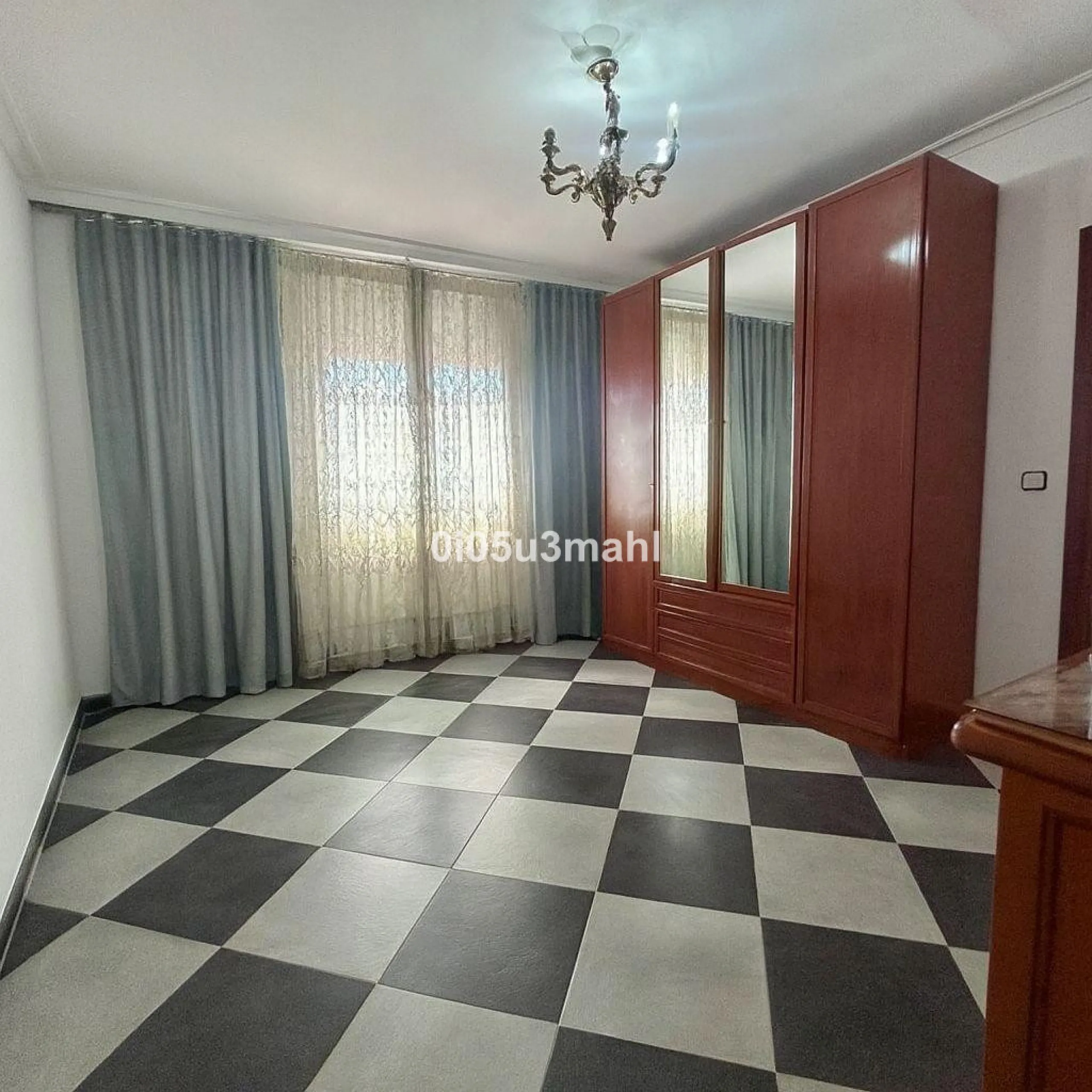 Discover this charming 180m2 house, according to the land registry, ideal for those seeking a customizable project.