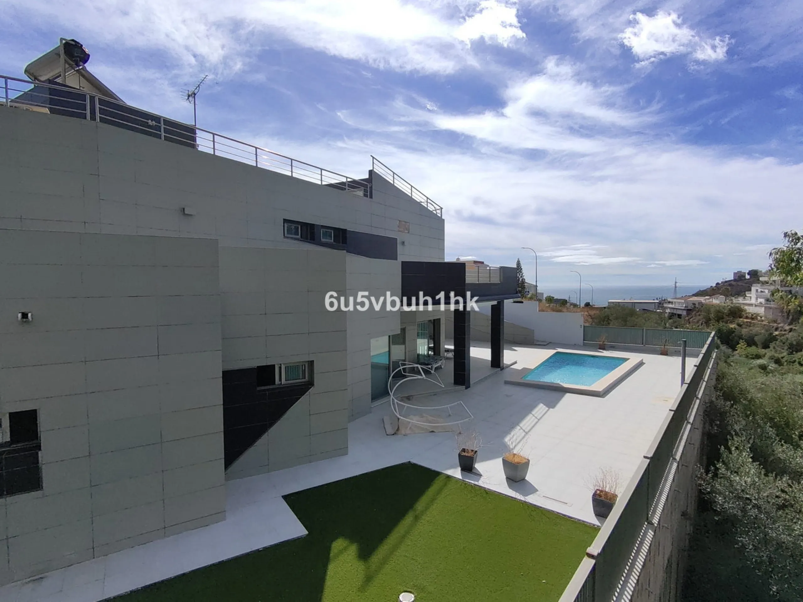 This spacious modern villa is located in a prime area of Benalmádena, near Xanit Hospital, and enjoys clear views toward a protected area where construction is not permitted, ensuring privacy and the tranquility of having hardly any nearby neighbors.