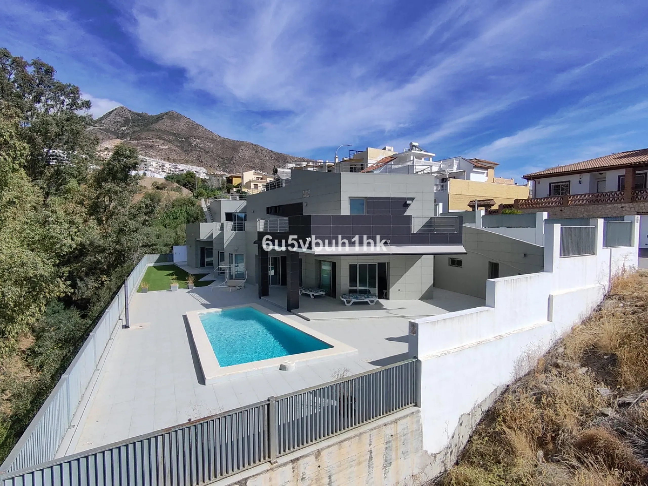 This spacious modern villa is located in a prime area of Benalmádena, near Xanit Hospital, and enjoys clear views toward a protected area where construction is not permitted, ensuring privacy and the tranquility of having hardly any nearby neighbors.