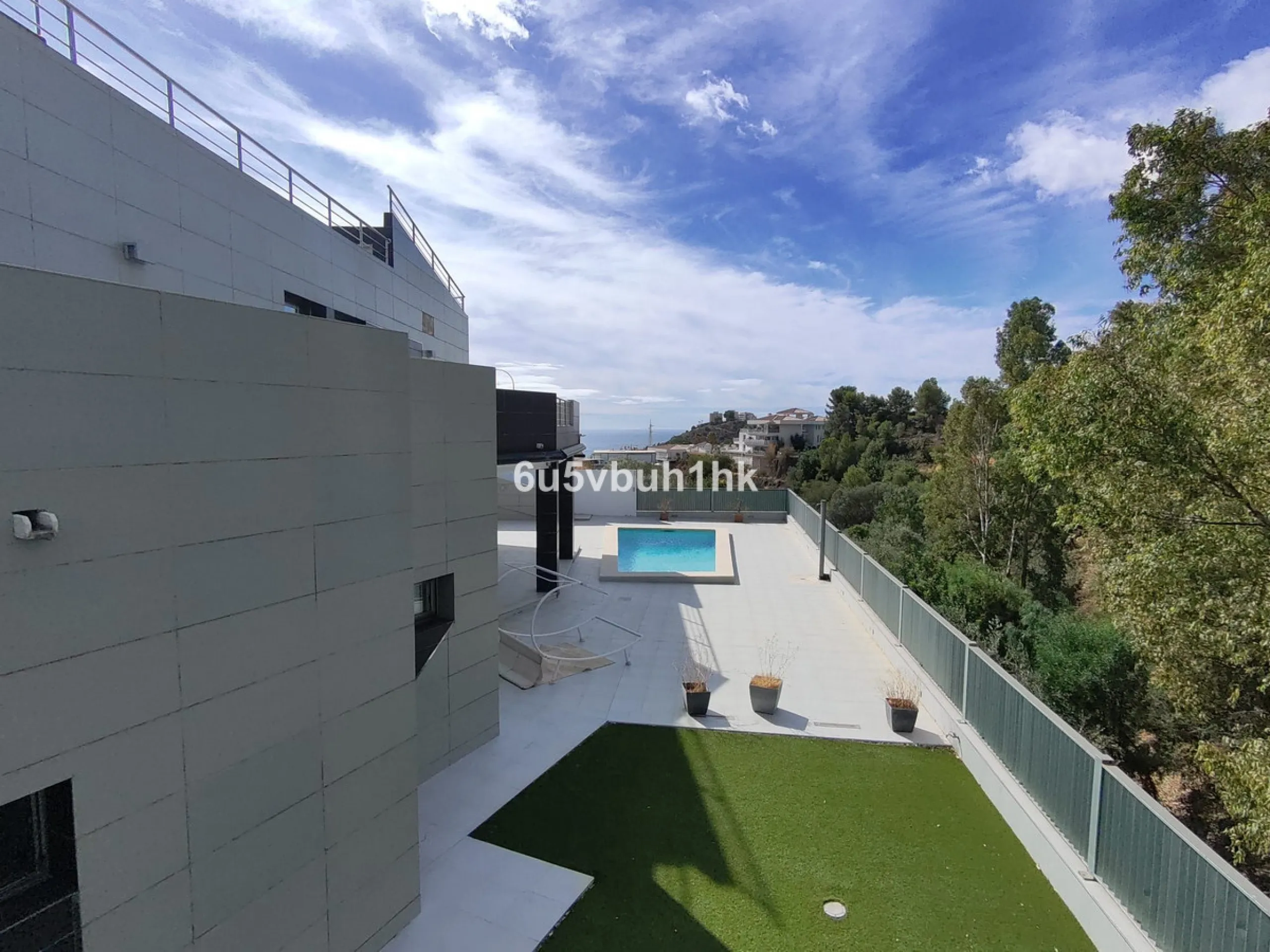This spacious modern villa is located in a prime area of Benalmádena, near Xanit Hospital, and enjoys clear views toward a protected area where construction is not permitted, ensuring privacy and the tranquility of having hardly any nearby neighbors.