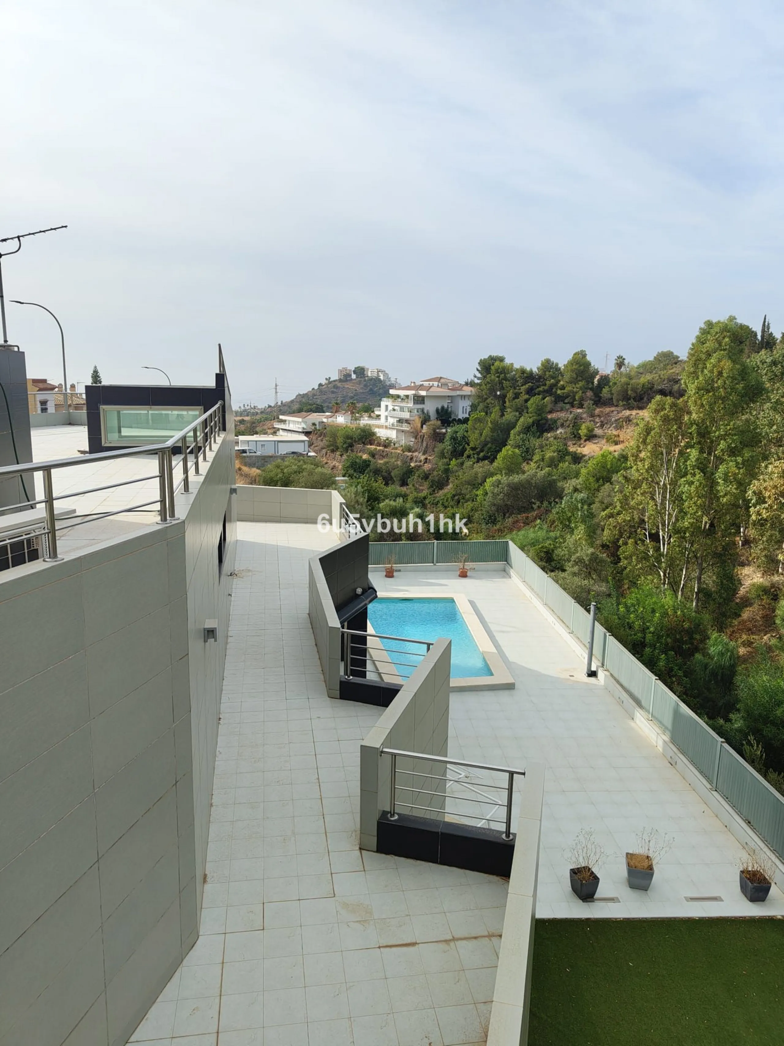 This spacious modern villa is located in a prime area of Benalmádena, near Xanit Hospital, and enjoys clear views toward a protected area where construction is not permitted, ensuring privacy and the tranquility of having hardly any nearby neighbors.