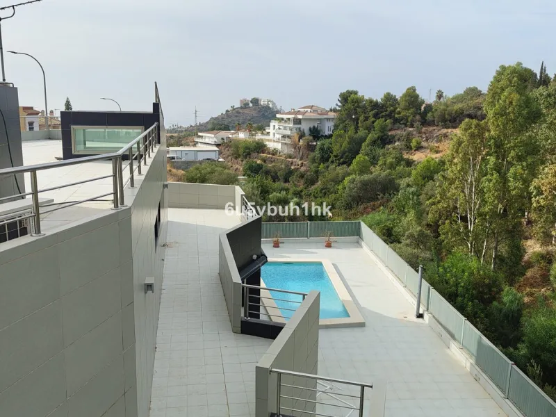 This spacious modern villa is located in a prime area of Benalmádena, near Xanit Hospital, and enjoys clear views toward a protected area where construction is not permitted, ensuring privacy and the tranquility of having hardly any nearby neighbors.