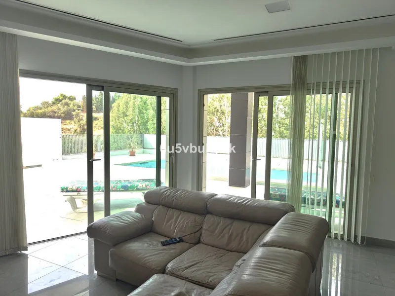 This spacious modern villa is located in a prime area of Benalmádena, near Xanit Hospital, and enjoys clear views toward a protected area where construction is not permitted, ensuring privacy and the tranquility of having hardly any nearby neighbors.
