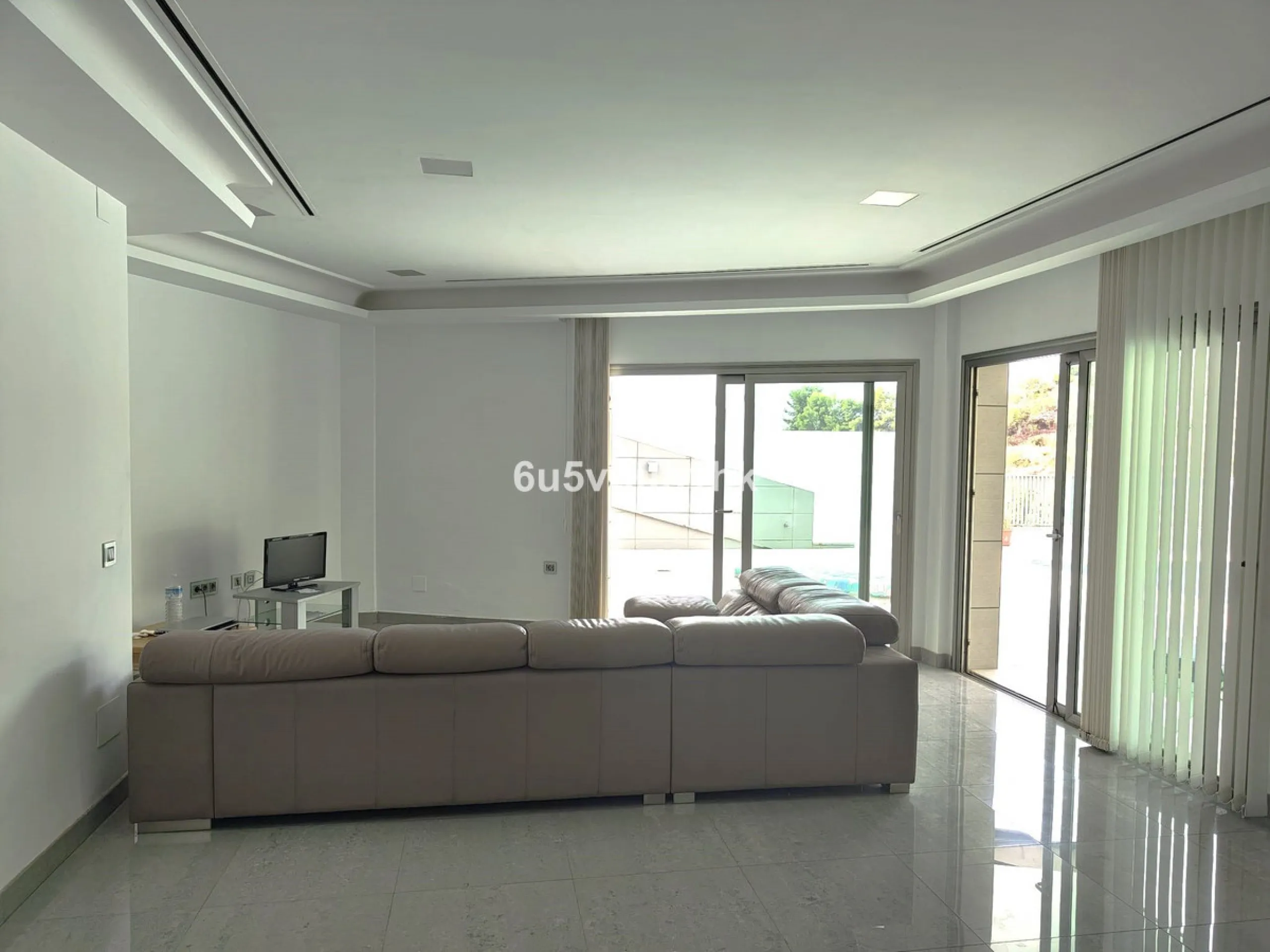 This spacious modern villa is located in a prime area of Benalmádena, near Xanit Hospital, and enjoys clear views toward a protected area where construction is not permitted, ensuring privacy and the tranquility of having hardly any nearby neighbors.