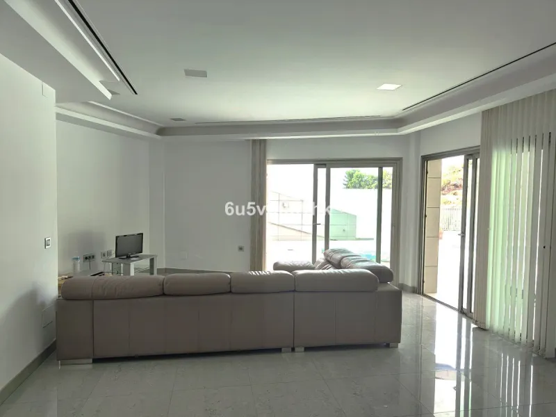 This spacious modern villa is located in a prime area of Benalmádena, near Xanit Hospital, and enjoys clear views toward a protected area where construction is not permitted, ensuring privacy and the tranquility of having hardly any nearby neighbors.
