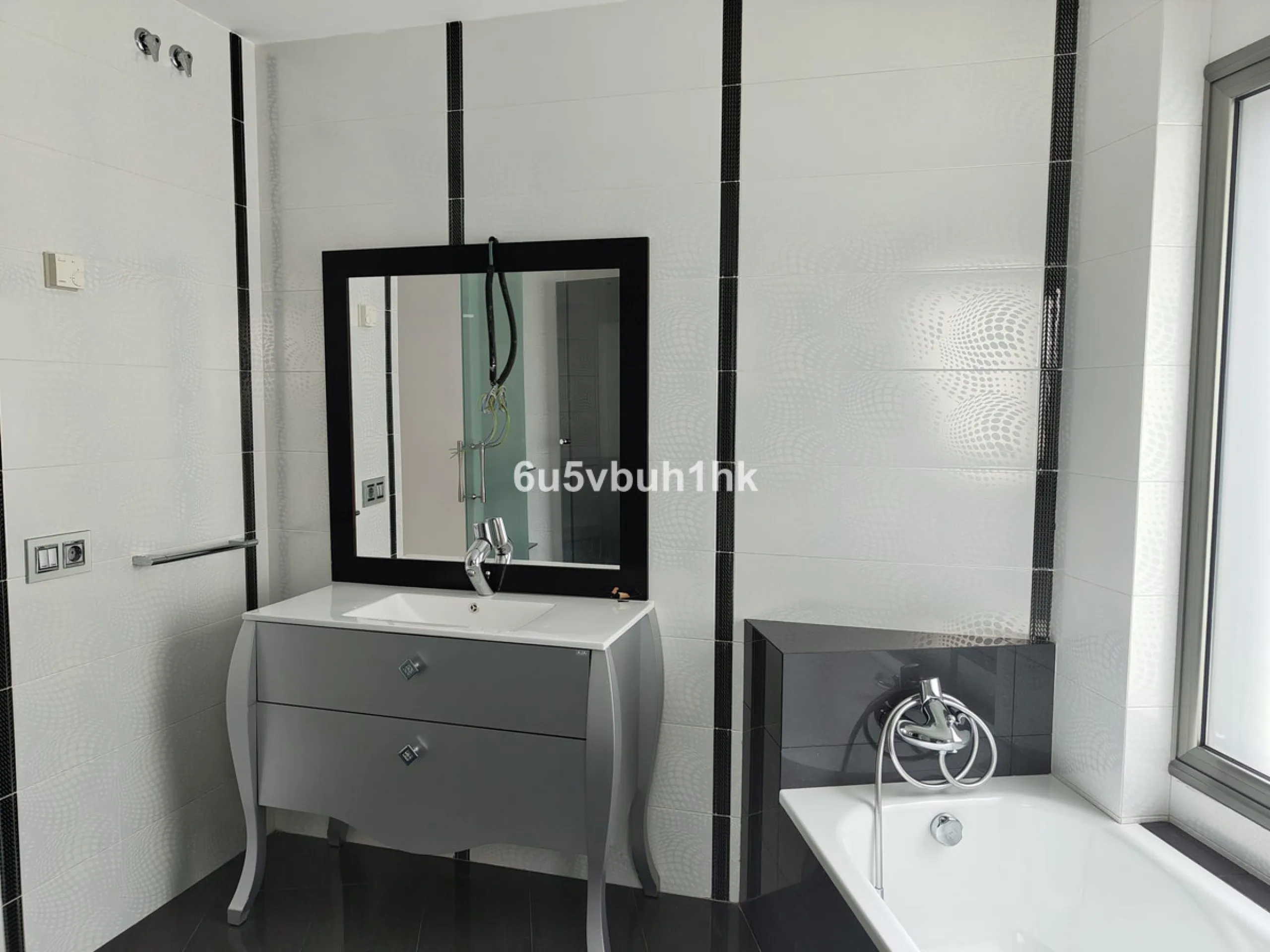 This spacious modern villa is located in a prime area of Benalmádena, near Xanit Hospital, and enjoys clear views toward a protected area where construction is not permitted, ensuring privacy and the tranquility of having hardly any nearby neighbors.