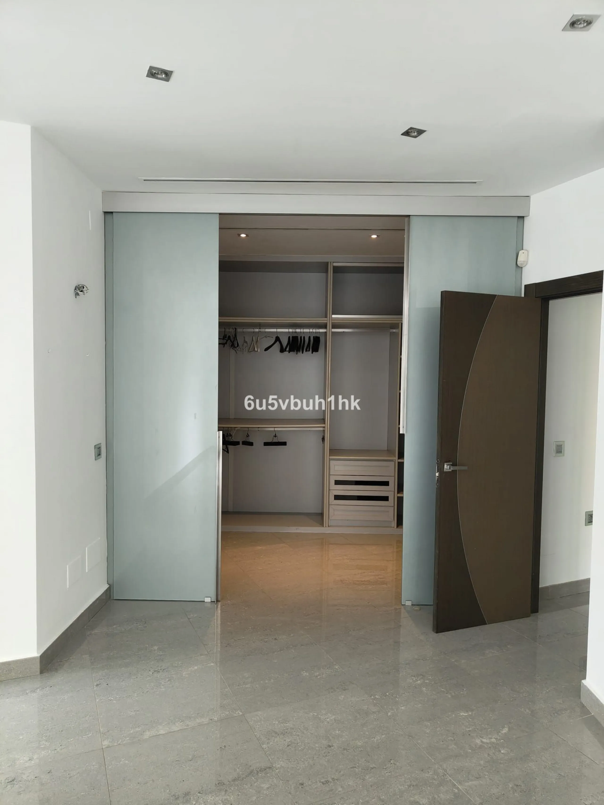 This spacious modern villa is located in a prime area of Benalmádena, near Xanit Hospital, and enjoys clear views toward a protected area where construction is not permitted, ensuring privacy and the tranquility of having hardly any nearby neighbors.