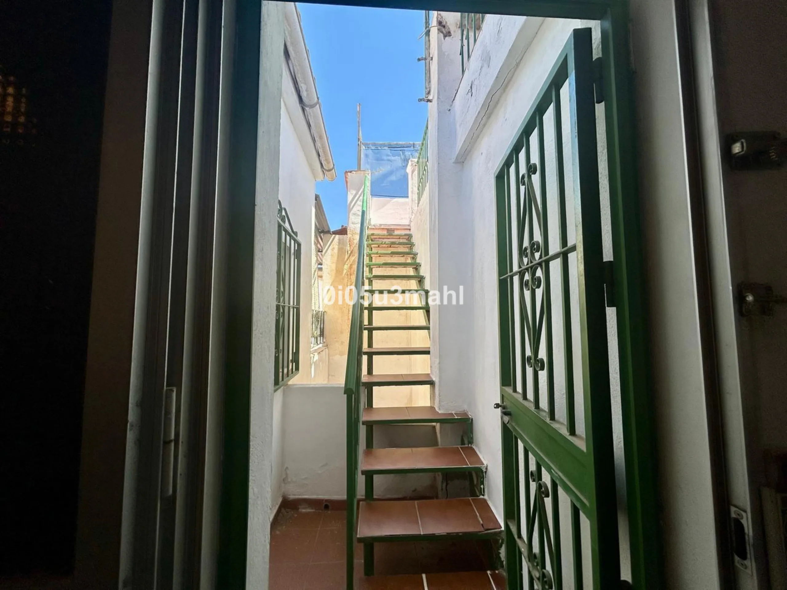 Discover this charming 180m2 house, according to the land registry, ideal for those seeking a customizable project.
