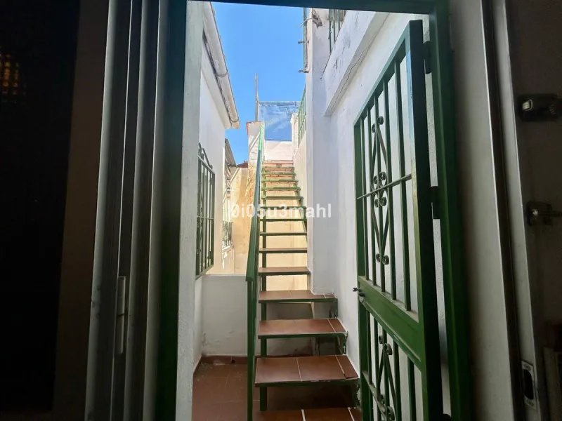 Discover this charming 180m2 house, according to the land registry, ideal for those seeking a customizable project.