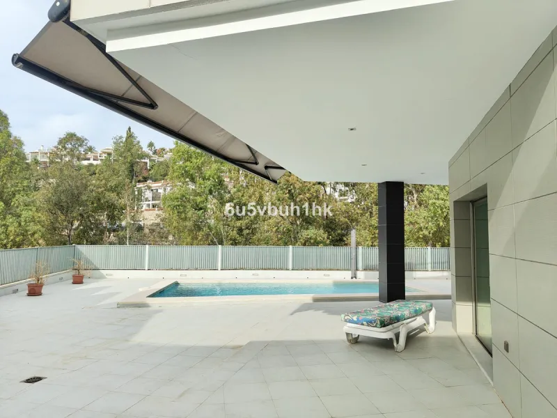 This spacious modern villa is located in a prime area of Benalmádena, near Xanit Hospital, and enjoys clear views toward a protected area where construction is not permitted, ensuring privacy and the tranquility of having hardly any nearby neighbors.