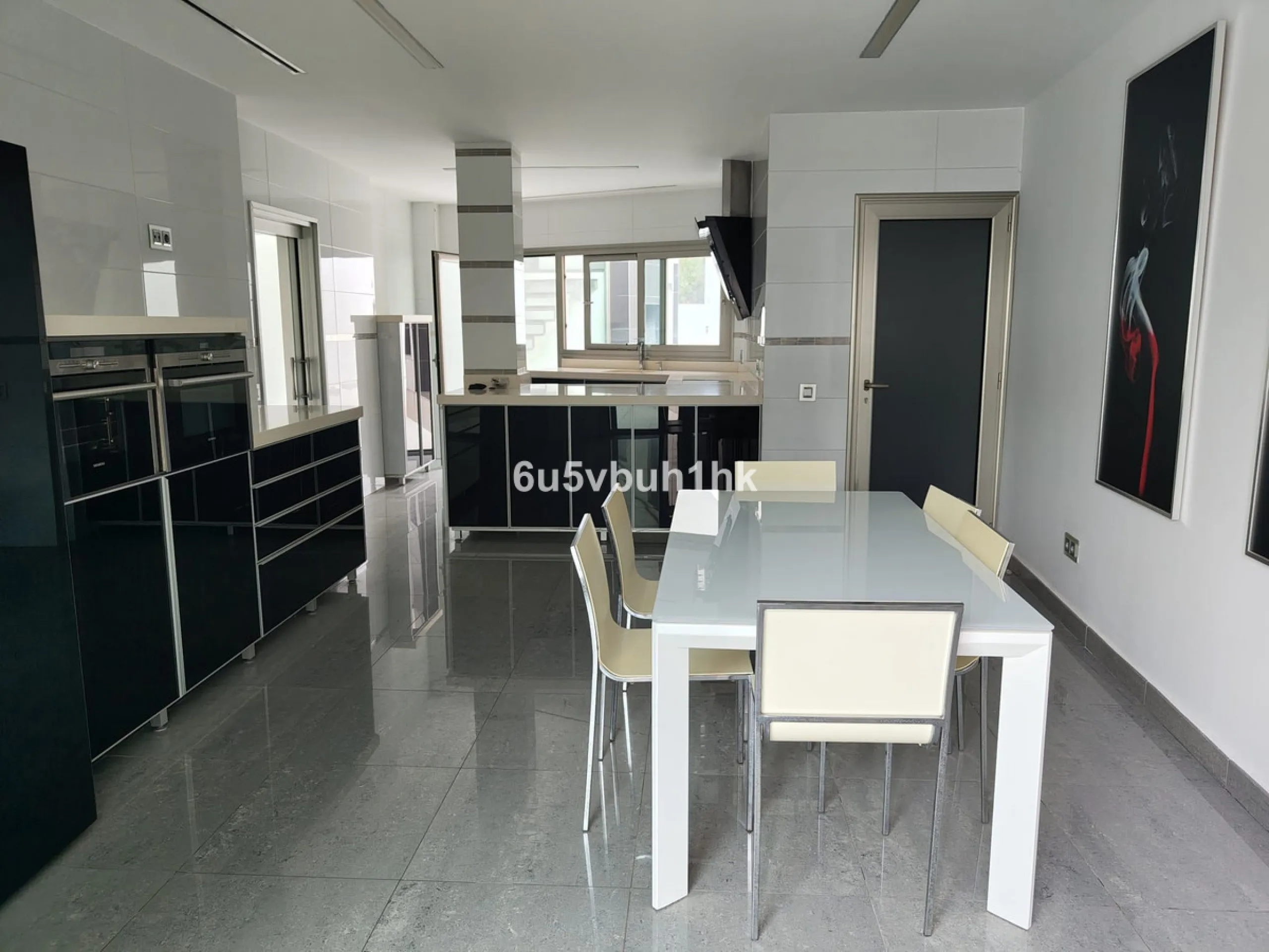 This spacious modern villa is located in a prime area of Benalmádena, near Xanit Hospital, and enjoys clear views toward a protected area where construction is not permitted, ensuring privacy and the tranquility of having hardly any nearby neighbors.