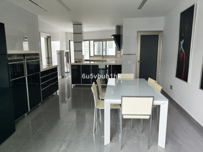 This spacious modern villa is located in a prime area of Benalmádena, near Xanit Hospital, and enjoys clear views toward a protected area where construction is not permitted, ensuring privacy and the tranquility of having hardly any nearby neighbors.