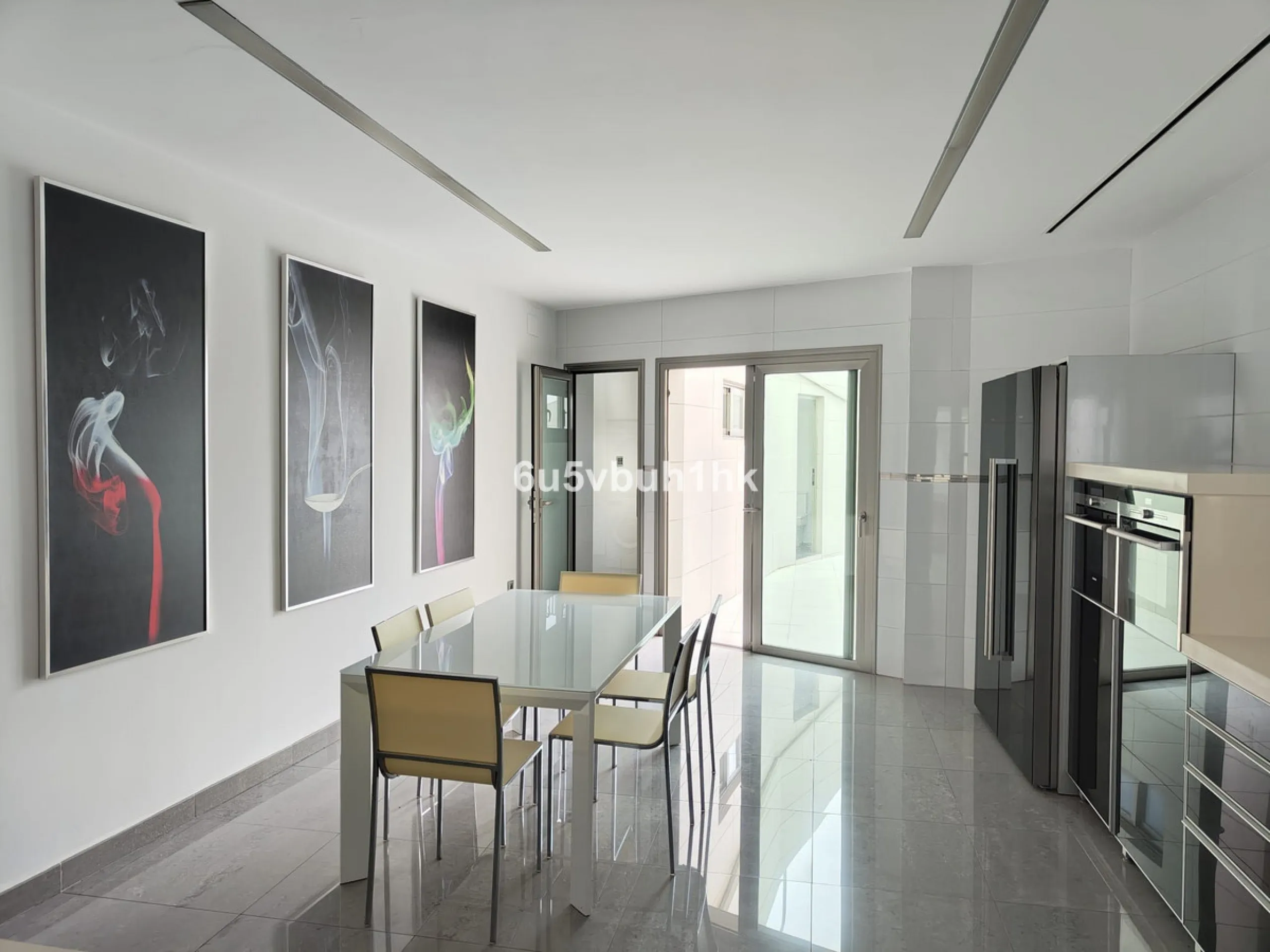 This spacious modern villa is located in a prime area of Benalmádena, near Xanit Hospital, and enjoys clear views toward a protected area where construction is not permitted, ensuring privacy and the tranquility of having hardly any nearby neighbors.