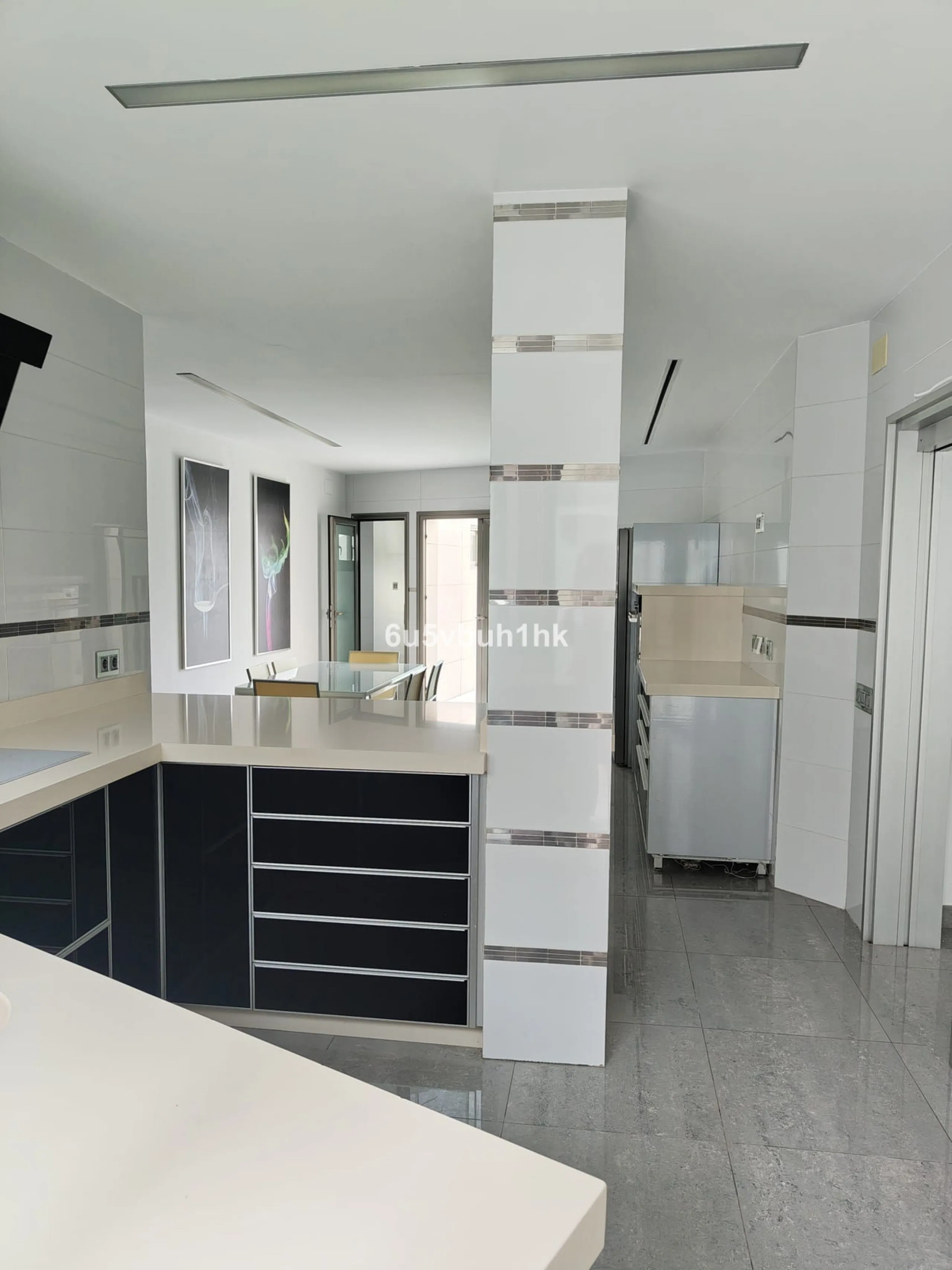 This spacious modern villa is located in a prime area of Benalmádena, near Xanit Hospital, and enjoys clear views toward a protected area where construction is not permitted, ensuring privacy and the tranquility of having hardly any nearby neighbors.