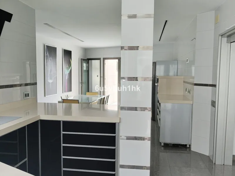 This spacious modern villa is located in a prime area of Benalmádena, near Xanit Hospital, and enjoys clear views toward a protected area where construction is not permitted, ensuring privacy and the tranquility of having hardly any nearby neighbors.