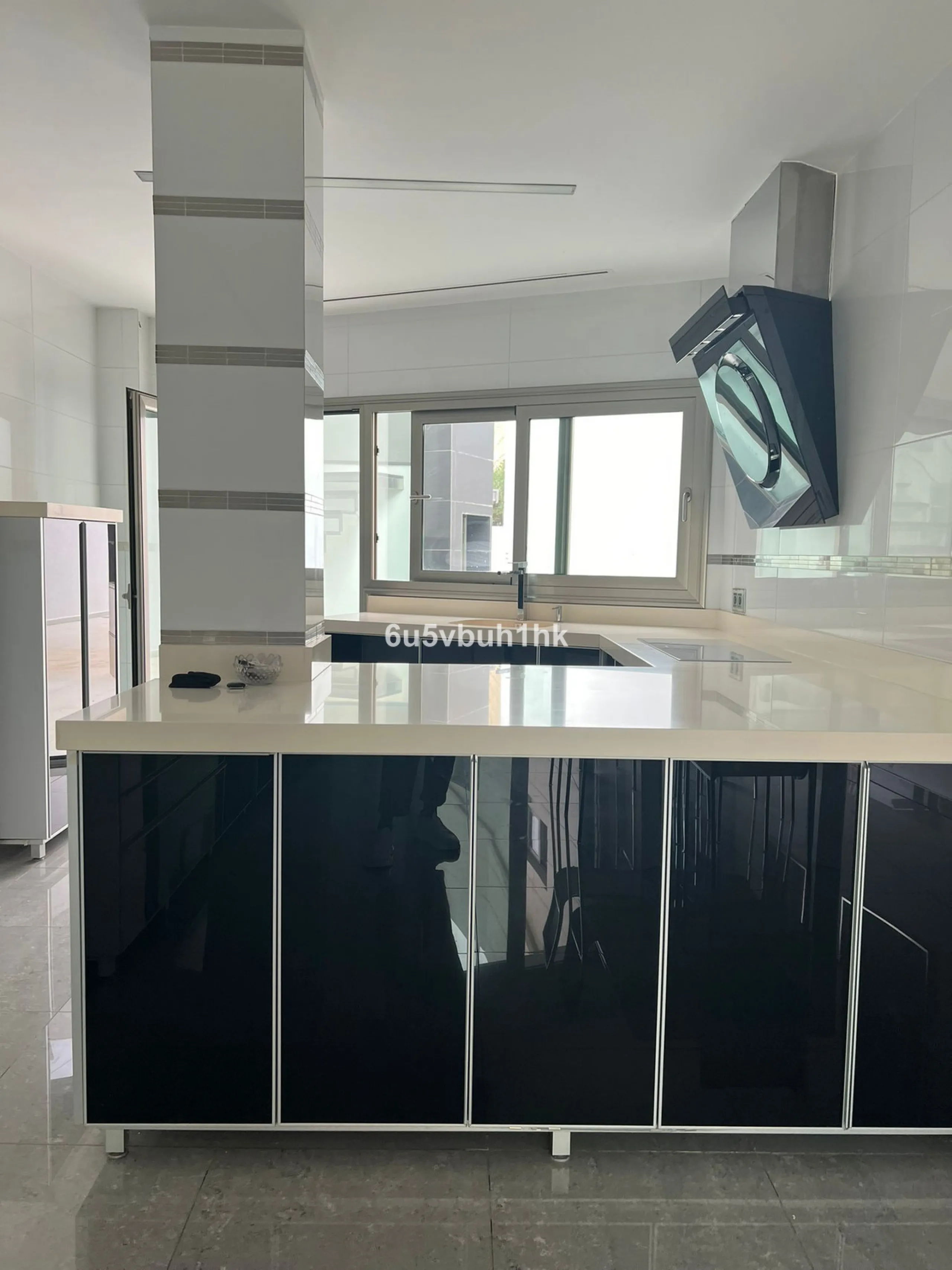 This spacious modern villa is located in a prime area of Benalmádena, near Xanit Hospital, and enjoys clear views toward a protected area where construction is not permitted, ensuring privacy and the tranquility of having hardly any nearby neighbors.