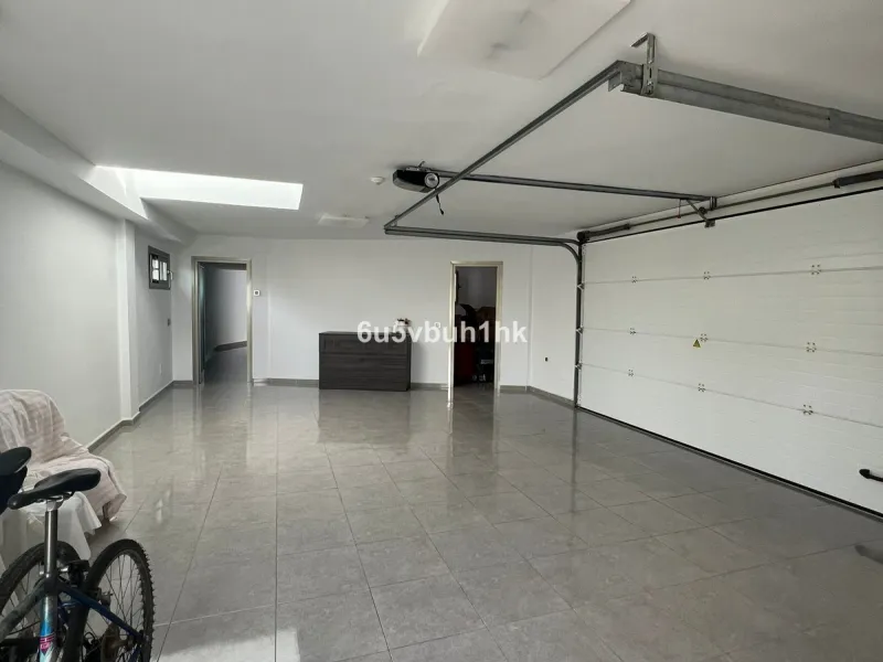 This spacious modern villa is located in a prime area of Benalmádena, near Xanit Hospital, and enjoys clear views toward a protected area where construction is not permitted, ensuring privacy and the tranquility of having hardly any nearby neighbors.