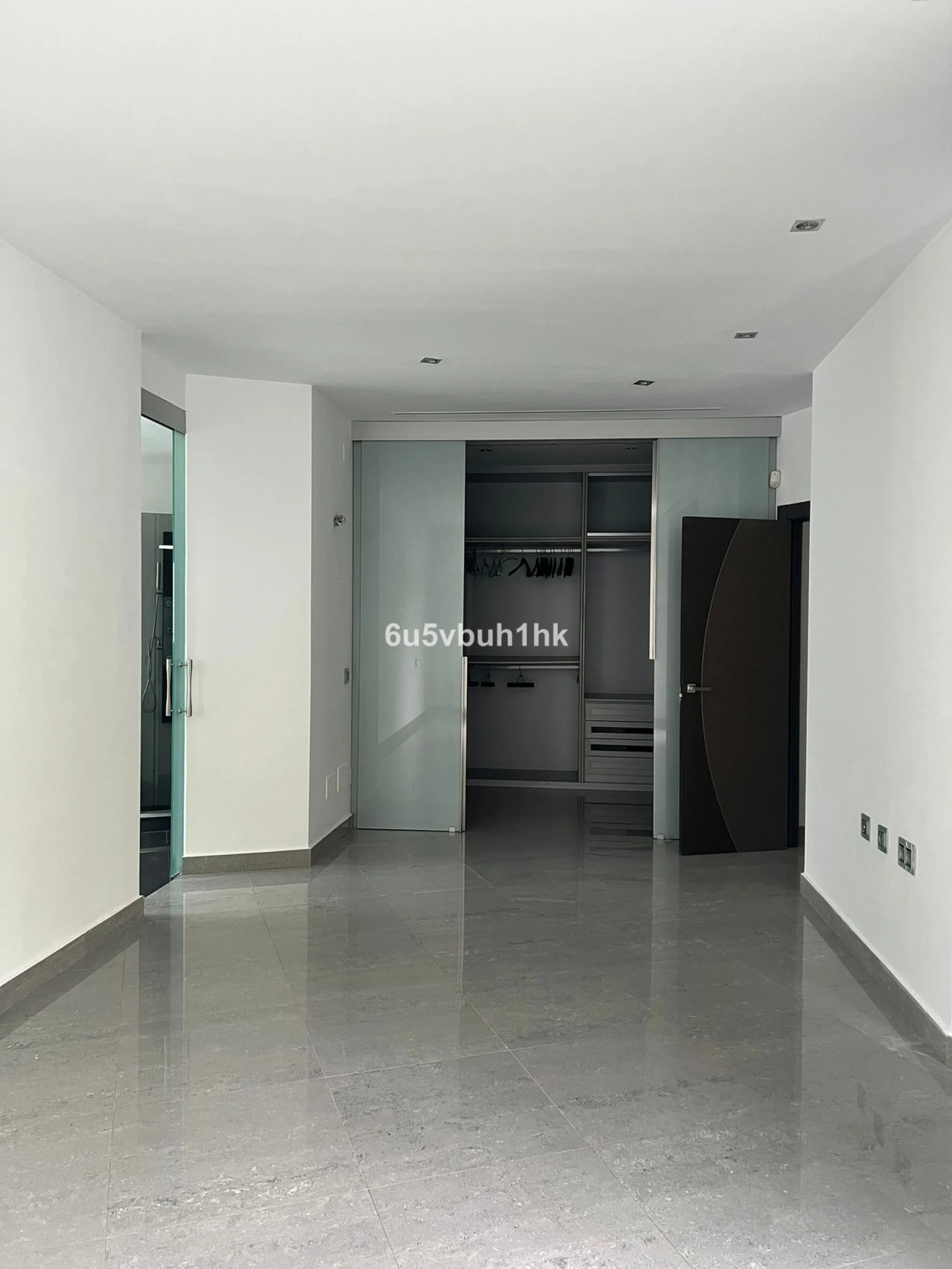 This spacious modern villa is located in a prime area of Benalmádena, near Xanit Hospital, and enjoys clear views toward a protected area where construction is not permitted, ensuring privacy and the tranquility of having hardly any nearby neighbors.
