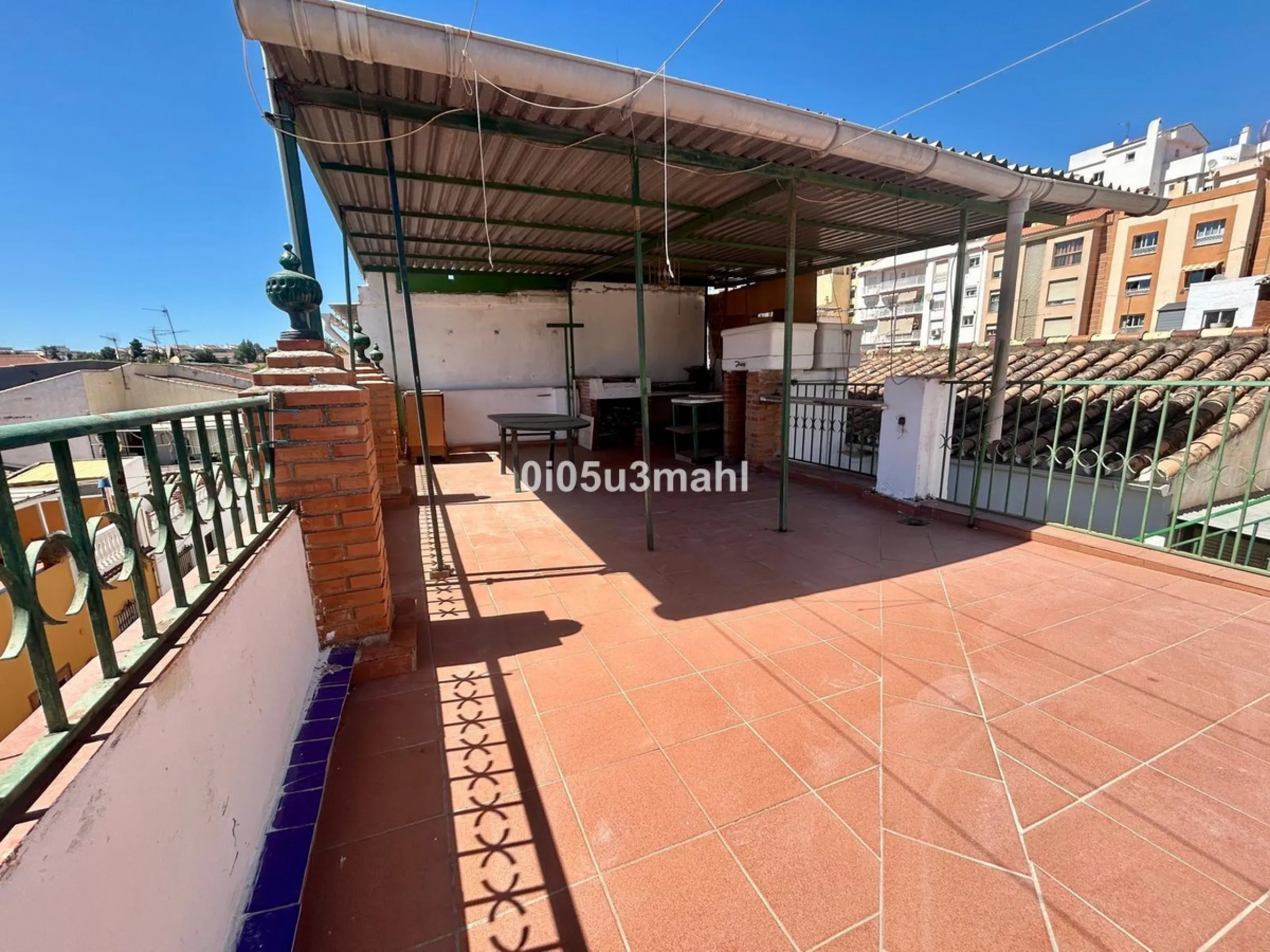 Discover this charming 180m2 house, according to the land registry, ideal for those seeking a customizable project.