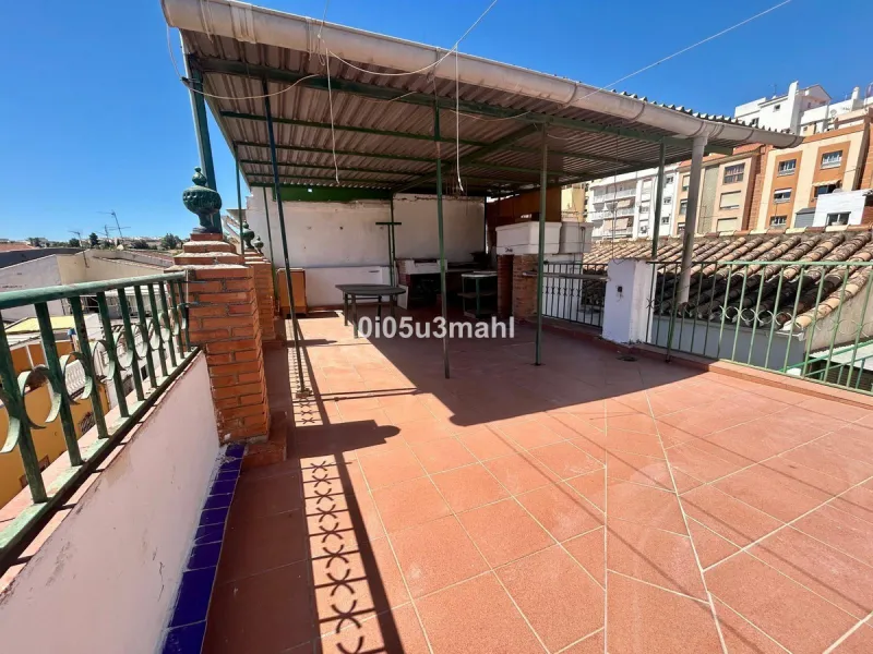 Discover this charming 180m2 house, according to the land registry, ideal for those seeking a customizable project.