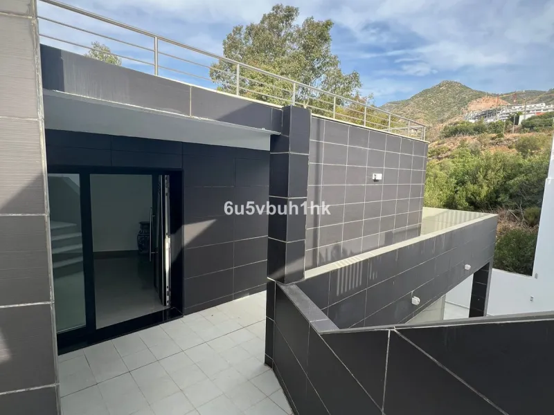 This spacious modern villa is located in a prime area of Benalmádena, near Xanit Hospital, and enjoys clear views toward a protected area where construction is not permitted, ensuring privacy and the tranquility of having hardly any nearby neighbors.