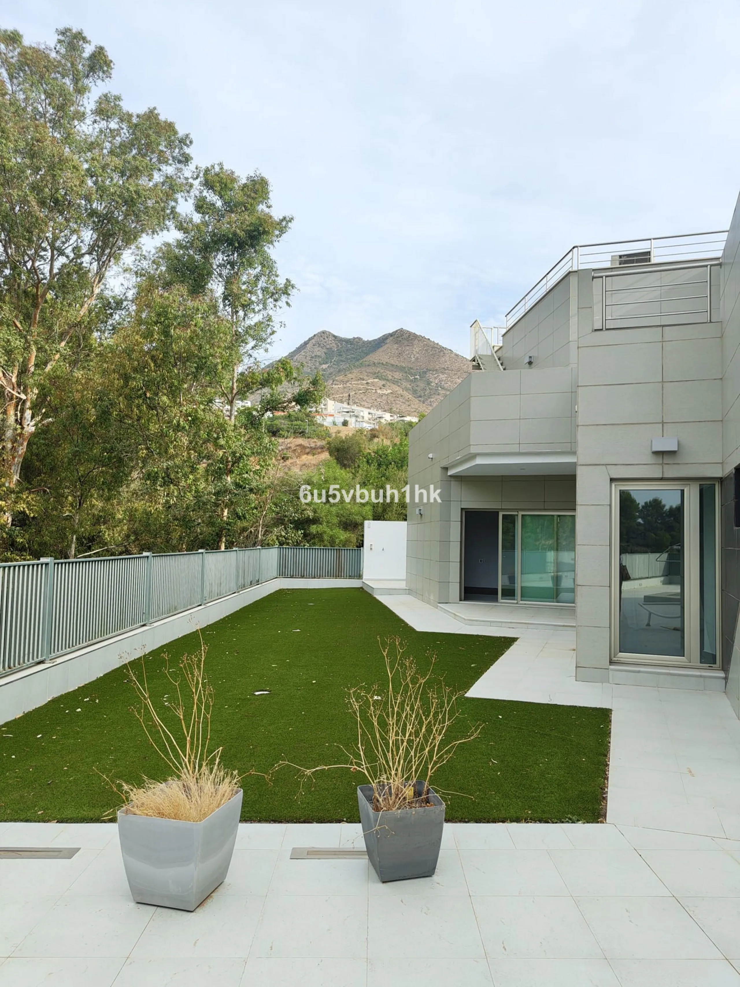 This spacious modern villa is located in a prime area of Benalmádena, near Xanit Hospital, and enjoys clear views toward a protected area where construction is not permitted, ensuring privacy and the tranquility of having hardly any nearby neighbors.