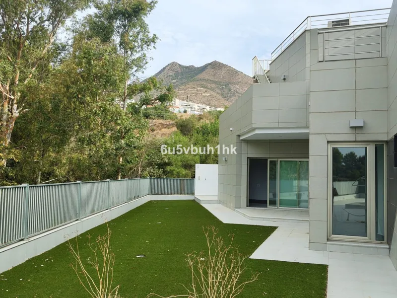 This spacious modern villa is located in a prime area of Benalmádena, near Xanit Hospital, and enjoys clear views toward a protected area where construction is not permitted, ensuring privacy and the tranquility of having hardly any nearby neighbors.