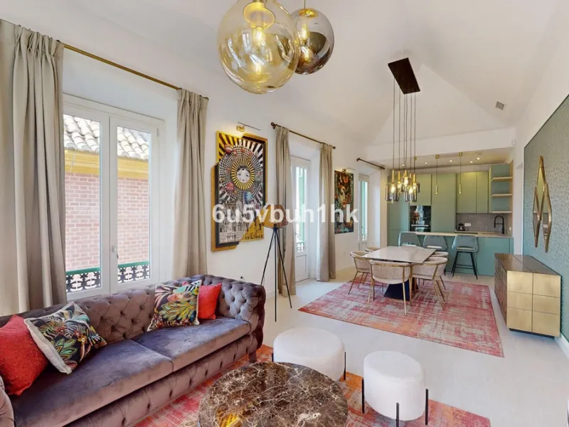 Discover sophisticated city living in this fully renovated penthouse, located in the very heart of Málaga's historic centre. Designed for those who appreciate refined aesthetics, comfort, and tranquillity, this home offers a private retreat in one of the 