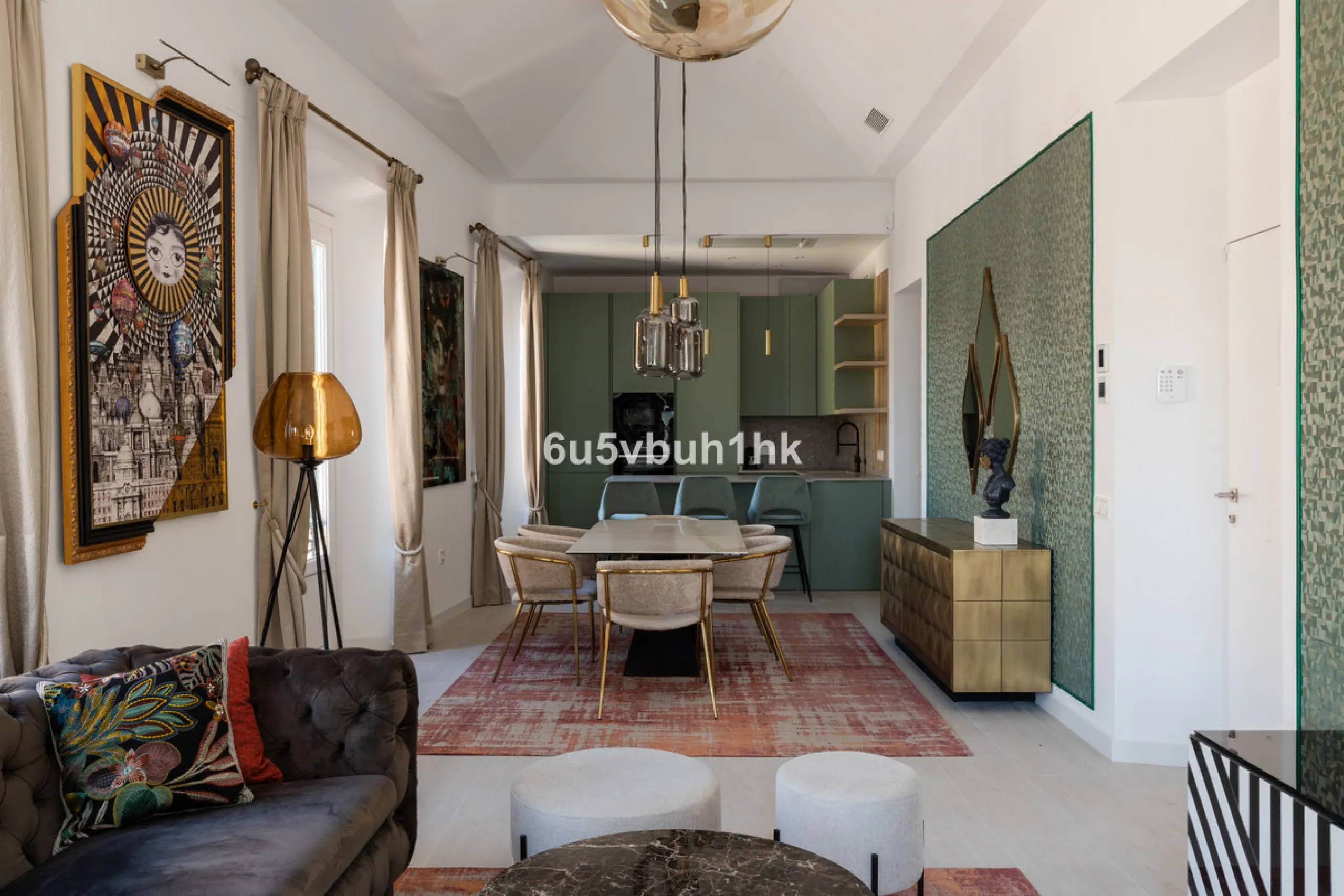 Discover sophisticated city living in this fully renovated penthouse, located in the very heart of Málaga's historic centre. Designed for those who appreciate refined aesthetics, comfort, and tranquillity, this home offers a private retreat in one of the 