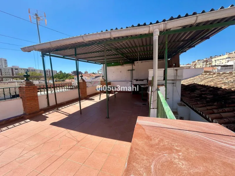 Discover this charming 180m2 house, according to the land registry, ideal for those seeking a customizable project.