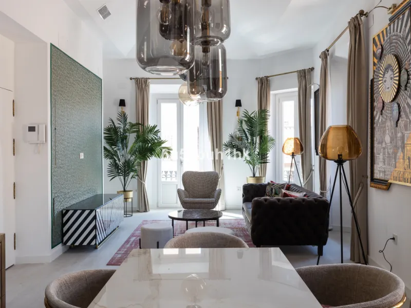 Discover sophisticated city living in this fully renovated penthouse, located in the very heart of Málaga's historic centre. Designed for those who appreciate refined aesthetics, comfort, and tranquillity, this home offers a private retreat in one of the 