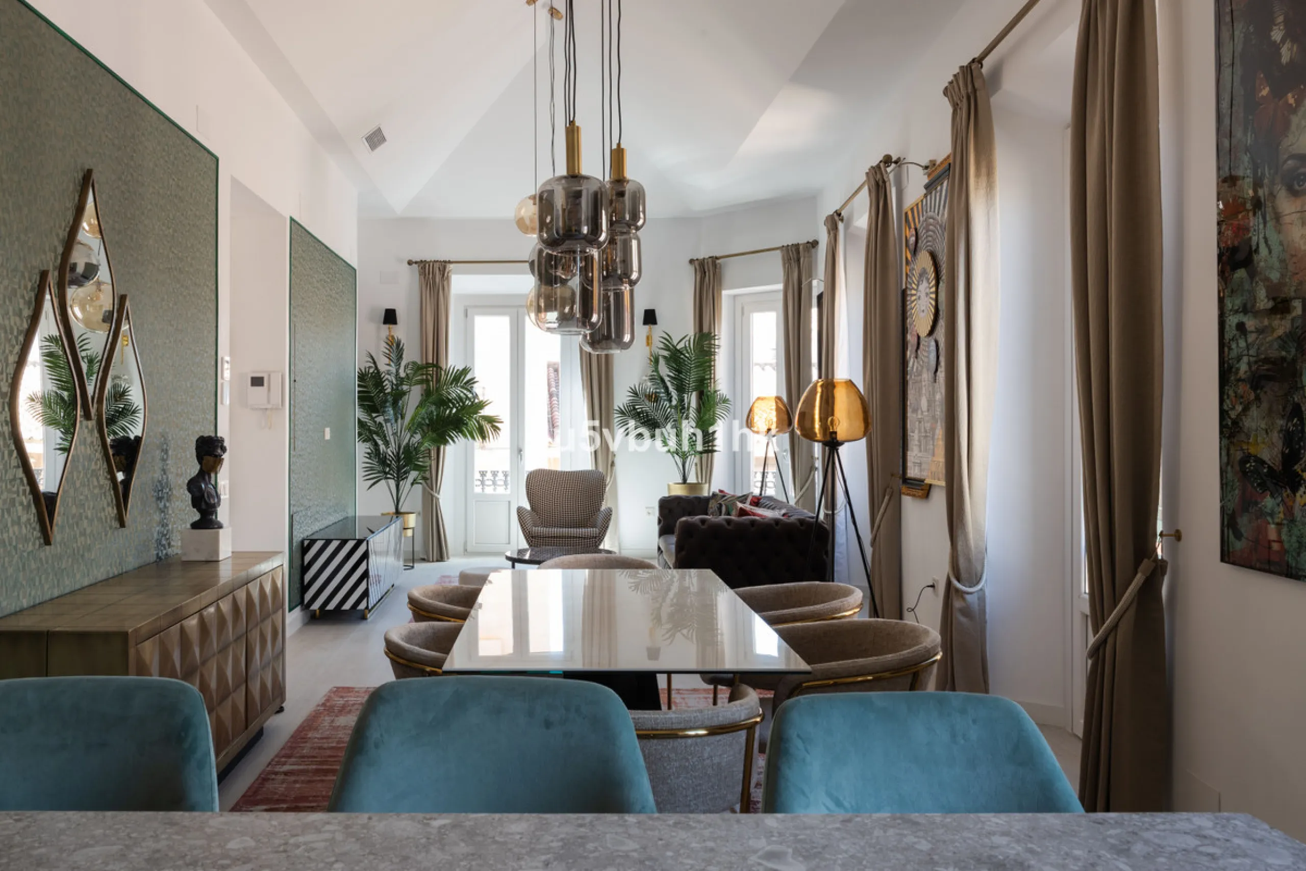 Discover sophisticated city living in this fully renovated penthouse, located in the very heart of Málaga's historic centre. Designed for those who appreciate refined aesthetics, comfort, and tranquillity, this home offers a private retreat in one of the 