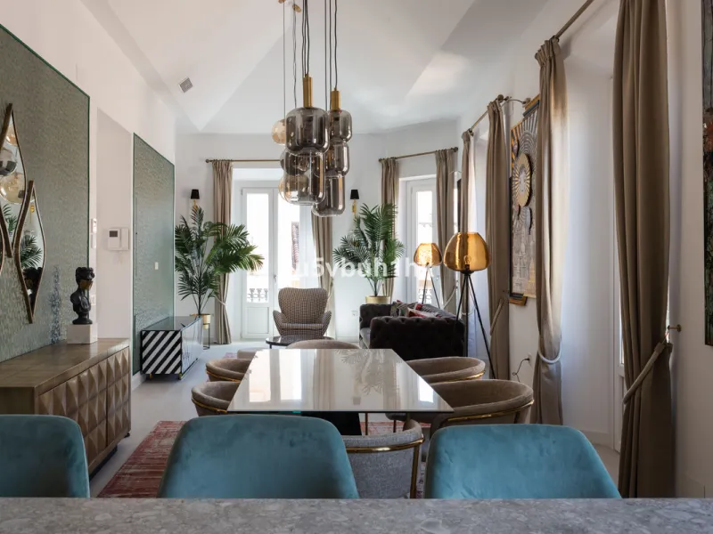 Discover sophisticated city living in this fully renovated penthouse, located in the very heart of Málaga's historic centre. Designed for those who appreciate refined aesthetics, comfort, and tranquillity, this home offers a private retreat in one of the 