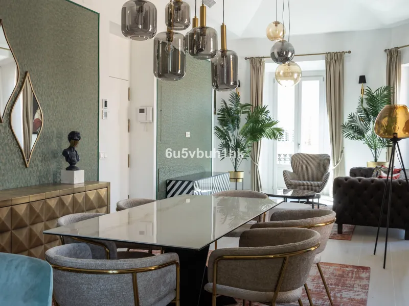 Discover sophisticated city living in this fully renovated penthouse, located in the very heart of Málaga's historic centre. Designed for those who appreciate refined aesthetics, comfort, and tranquillity, this home offers a private retreat in one of the 