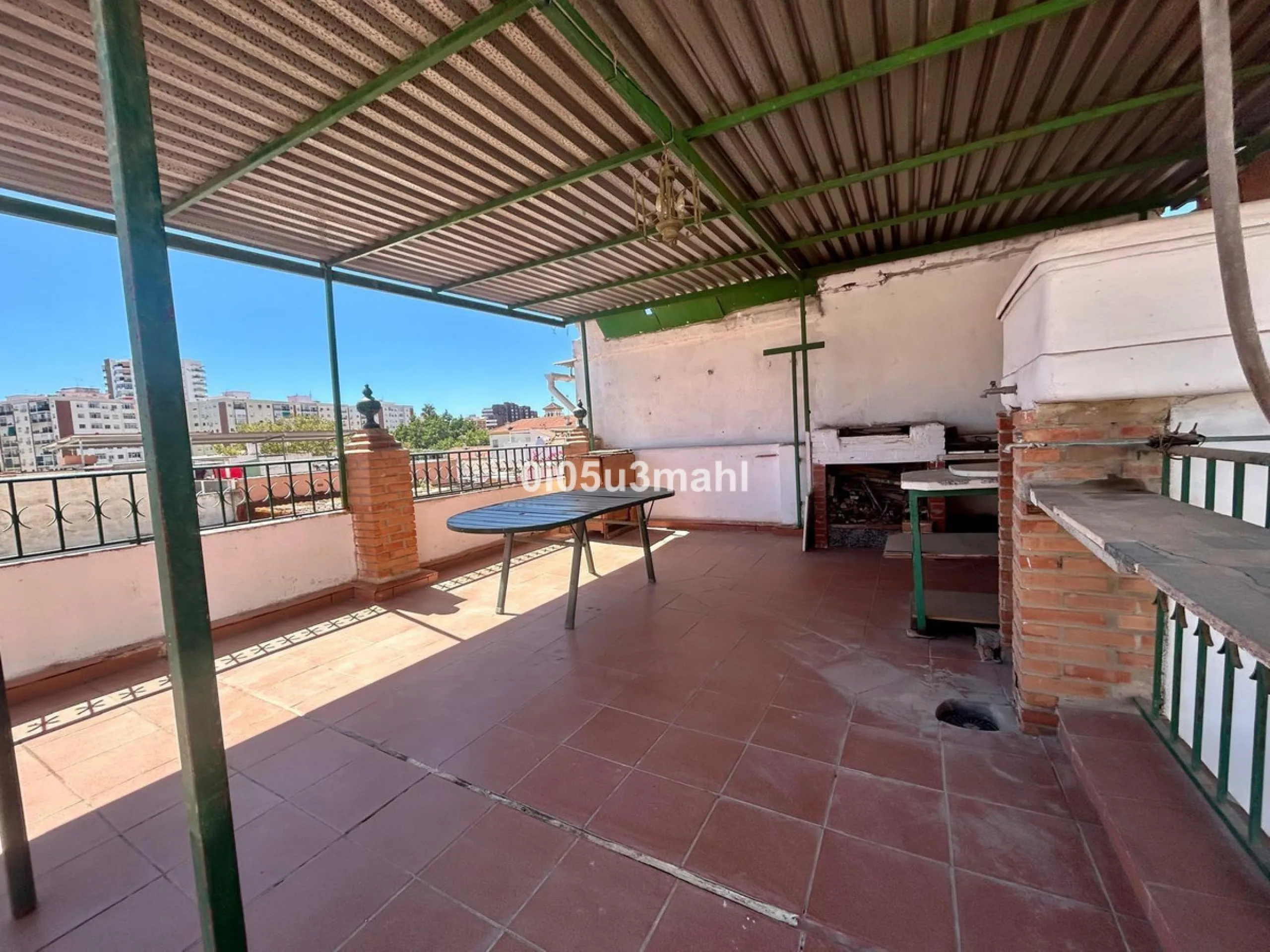 Discover this charming 180m2 house, according to the land registry, ideal for those seeking a customizable project.