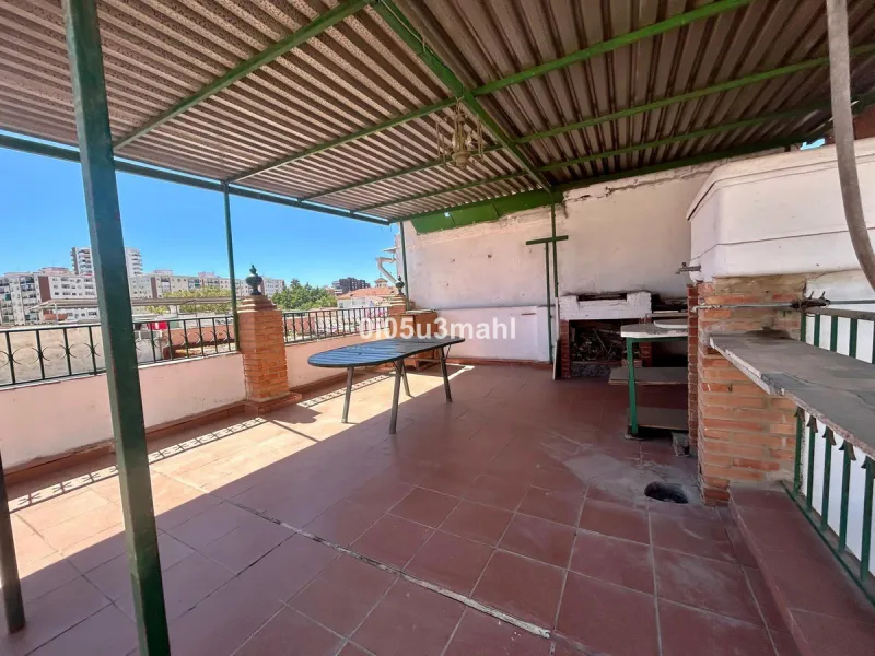 Discover this charming 180m2 house, according to the land registry, ideal for those seeking a customizable project.