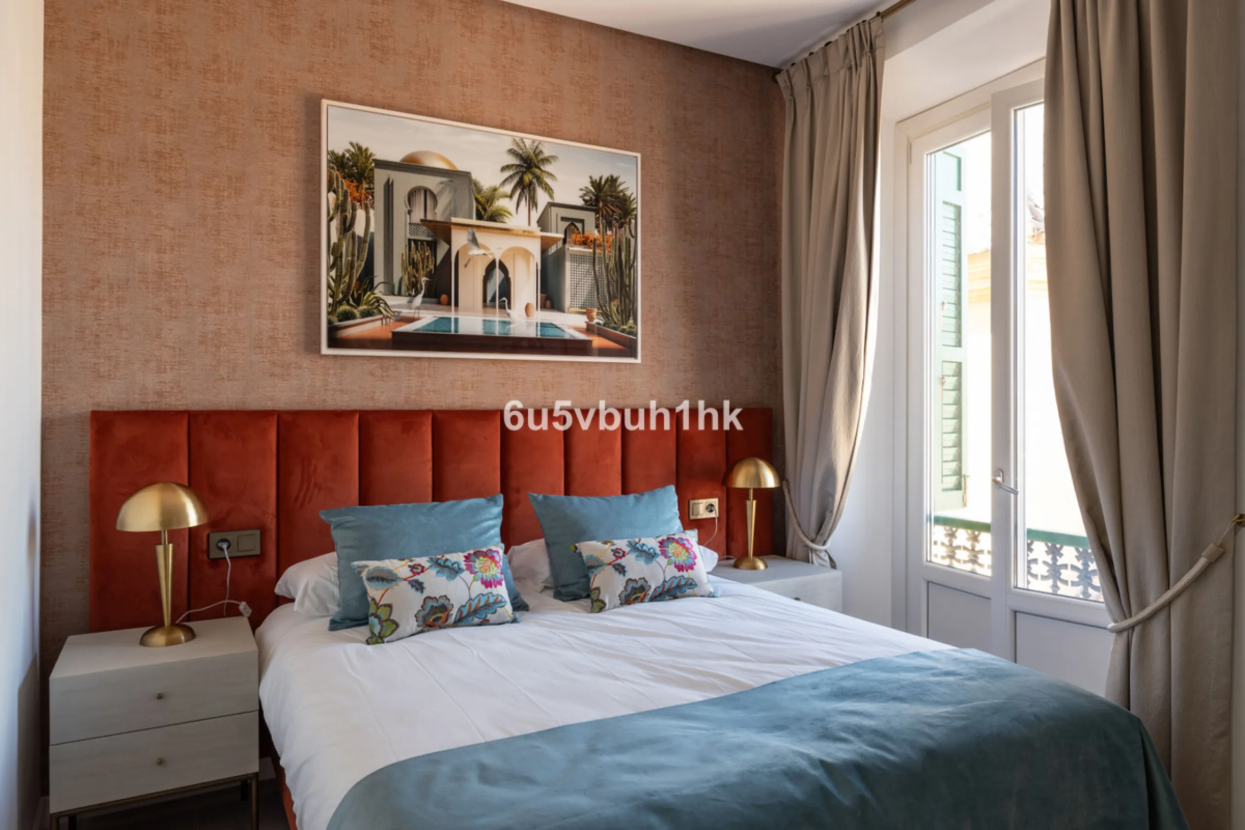 Discover sophisticated city living in this fully renovated penthouse, located in the very heart of Málaga's historic centre. Designed for those who appreciate refined aesthetics, comfort, and tranquillity, this home offers a private retreat in one of the 