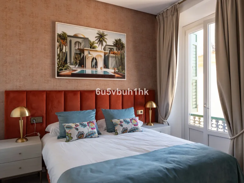 Discover sophisticated city living in this fully renovated penthouse, located in the very heart of Málaga's historic centre. Designed for those who appreciate refined aesthetics, comfort, and tranquillity, this home offers a private retreat in one of the 